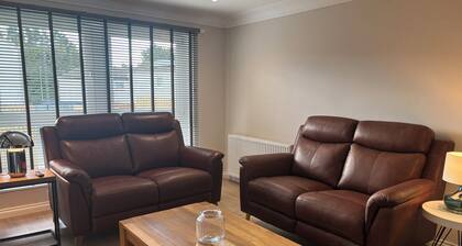 Stylish end terrace house easy access to Glasgow and Edinburgh