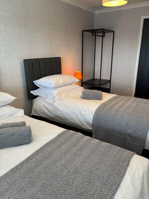 4 dormitorios, tabla de planchar con plancha, wifi y ropa de cama