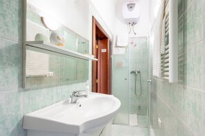 Douche, séchoir à cheveux, serviettes fournies