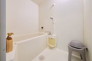 Hair dryer, bidet, towels, soap - 4 bedrooms and 2 bathrooms｜Condominiums can accommodate up to 10 people, making them perfect for a 3-generation family vacation. (京都市下京区下鱗形町)