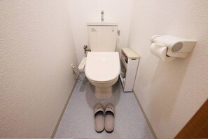 Hair dryer, bidet, towels, soap - 4 bedrooms and 2 bathrooms｜Condominiums can accommodate up to 10 people, making them perfect for a 3-generation family vacation. (京都市下京区下鱗形町)