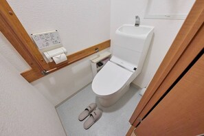 Hair dryer, bidet, towels, soap - 4 bedrooms and 2 bathrooms｜Condominiums can accommodate up to 10 people, making them perfect for a 3-generation family vacation. (京都市下京区下鱗形町)