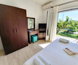 Iron/ironing board, travel cot, free WiFi, bed sheets - Double room on ground floor (Syvota)
