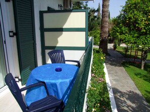 Outdoor dining - Quad with garden view (Syvota)