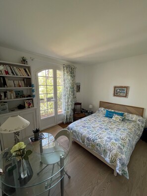 5 habitaciones, tabla de planchar con plancha, internet y ropa de cama 