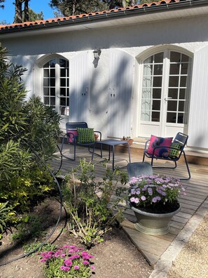 Terrace/patio - Close to the village of L'Herbe Comfortable and spacious villa for 11 people (Lège-Cap-Ferret)