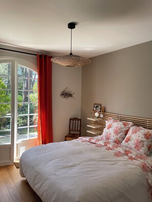 5 bedrooms, iron/ironing board, Internet, bed sheets - Close to the village of L'Herbe Comfortable and spacious villa for 11 people (Lège-Cap-Ferret)