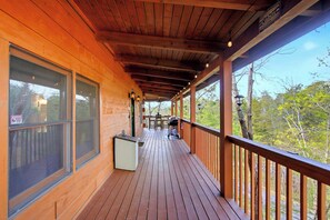 Terrace/patio - Douglas Lake Cabin Retreat・Beautiful Views・Hot Tub (Sevierville)