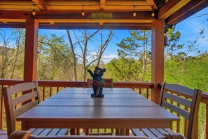 A wooden pavilion with a table and chairs, a bear statue, and a sign reading 'Great Smoky Mountains National Park Eat 1936.' - Douglas Lake Cabin Retreat・Beautiful Views・Hot Tub (Sevierville)