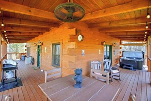 Outdoor dining - Douglas Lake Cabin Retreat・Beautiful Views・Hot Tub (Sevierville)