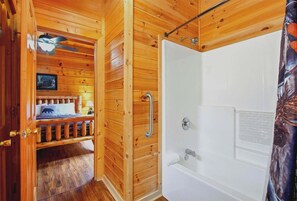 Shower, hair dryer, towels, shampoo - Douglas Lake Cabin Retreat・Beautiful Views・Hot Tub (Sevierville)