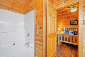 Shower, hair dryer, towels, shampoo - Douglas Lake Cabin Retreat・Beautiful Views・Hot Tub (Sevierville)