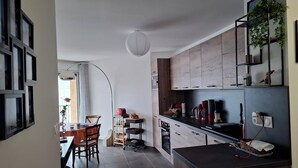 Cafetière-théière, réfrigérateur, four à micro-ondes, un four