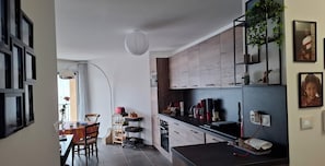 Wasserkocher mit Kaffee-/Teezubehör, Kühlschrank, Mikrowelle, Ofen