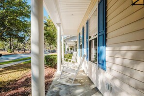 Terrace/patio - Dogs Welcome! Adorable 3-bedroom Coastal Home in Historic Old Town Bluffton (Bluffton)