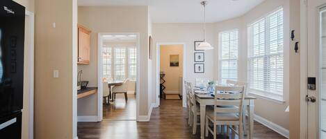 Casa, varias camas, patio, vista al jardín (Tide and Time Again) | Restaurantes