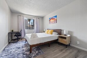 1 habitación, caja de seguridad en la habitación y escritorio 