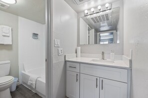 Hair dryer, towels, soap, shampoo - Charming 1-bedroom apartment with AC in Mesa - Great for Extended Stay Guests (Mesa)