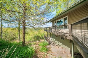 Property grounds - Blue Ridge Retreat, Hot Tub, Fireplace & Mountain Views (Black Mountain)