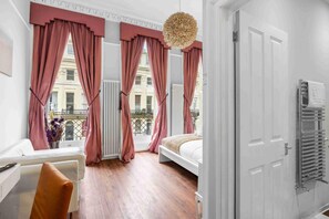 1 bedroom, bed sheets - Oriental Four | By My Getaways (Brighton)