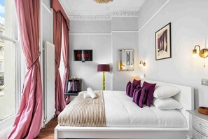 1 bedroom, bed sheets - Oriental Four | By My Getaways (Brighton)