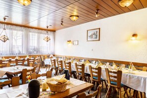 Dining - Room 'Doppelzimmer' with Wi-Fi (Friedewald)