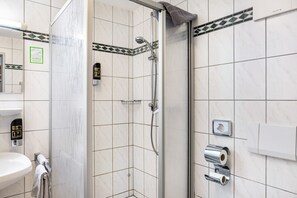 Shower, hair dryer, towels - Room 'Doppelzimmer' with Wi-Fi (Friedewald)