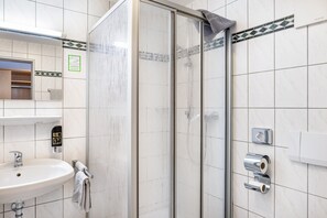 Dusj, hårføner og håndklær