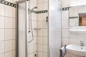 Shower, hair dryer, towels - Room 'Doppelzimmer' with Wi-Fi (Friedewald)
