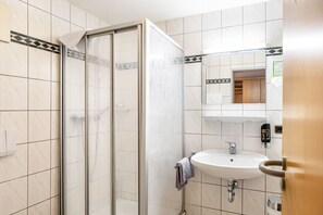 Shower, hair dryer, towels - Room 'Doppelzimmer' with Wi-Fi (Friedewald)