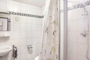Shower, hair dryer, towels - Room 'Einzelzimmer' with Wi-Fi (Friedewald)