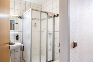 Shower, hair dryer, towels - Room 'Einzelzimmer' with Wi-Fi (Friedewald)