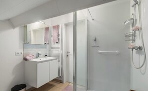 Shower - Esplanade Promenade - stay within walking distance of the beach (De Panne)