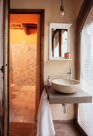 Regadera, secadora de cabello, bidet, toallas 