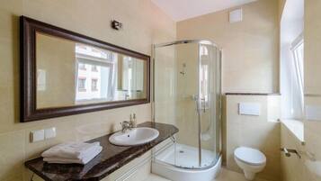 Classic dubbelrum eller tvåbäddsrum - utsikt mot staden | Badrum