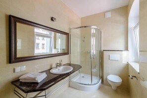 Classic-værelse med dobbeltseng eller 2 enkeltsenge - byudsigt | Badeværelse