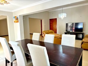 Interior - LANSM Lafi Luxury - Secured within a Golf Estate, Near Many Tourist attractions! (Johannesburg)