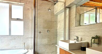 LANSM Lafi Luxury - Secured within a Golf Estate, Near Many Tourist attractions!