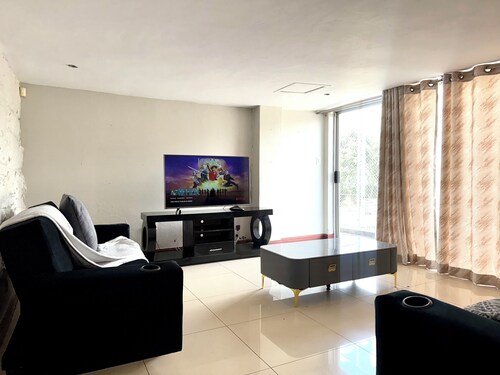 LANSM Lafi Luxury - Secured within a Golf Estate, Near Many Tourist attractions!