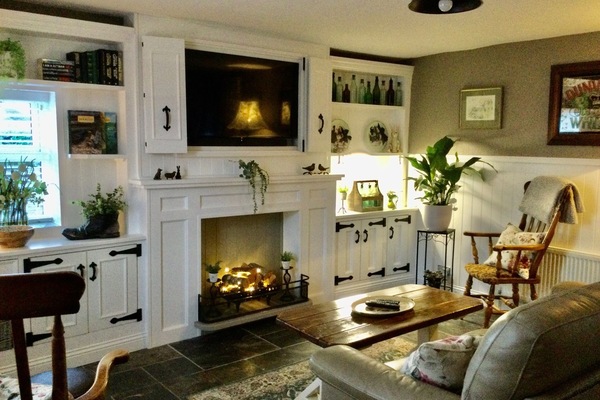 Traditional living room with smart TV, dining area and under floor heating.