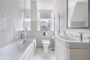 Shower, hair dryer, towels, shampoo - Boutique Bath Apartment, Close to Shops - VAT Q (Bath)