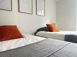 2 chambres, fer et planche à repasser, lit de bébé portatif