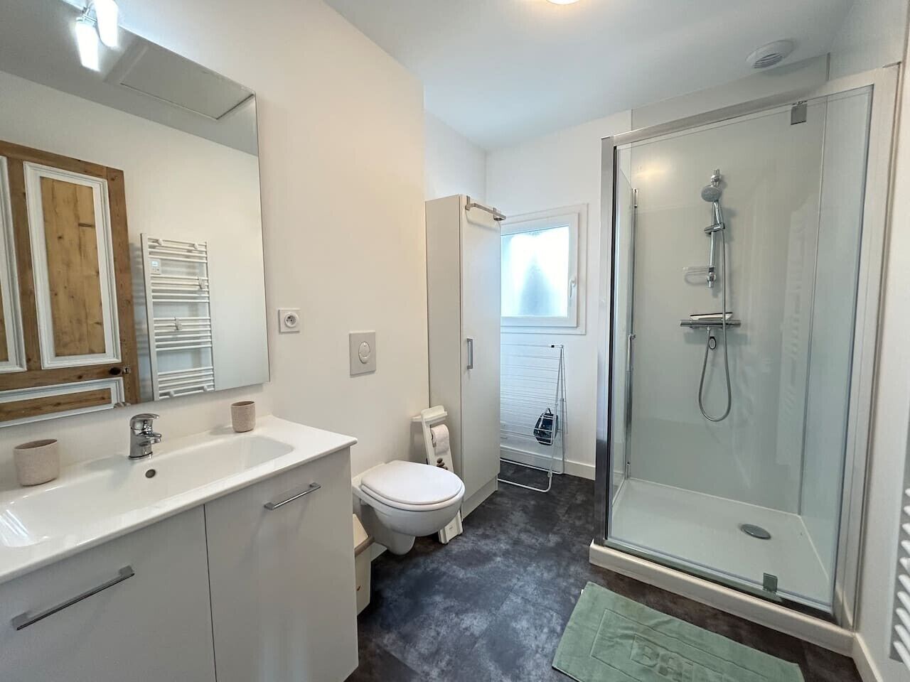 Dusche, Haartrockner, Toilettenpapier
