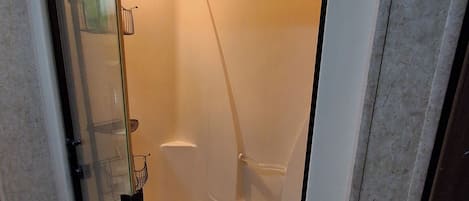 Douche, séchoir à cheveux, serviettes fournies, savon