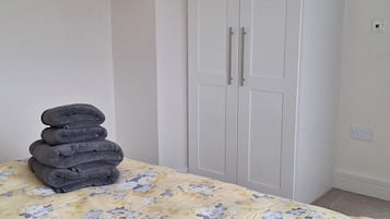 2 bedrooms, iron/ironing board, WiFi (free), bed sheets