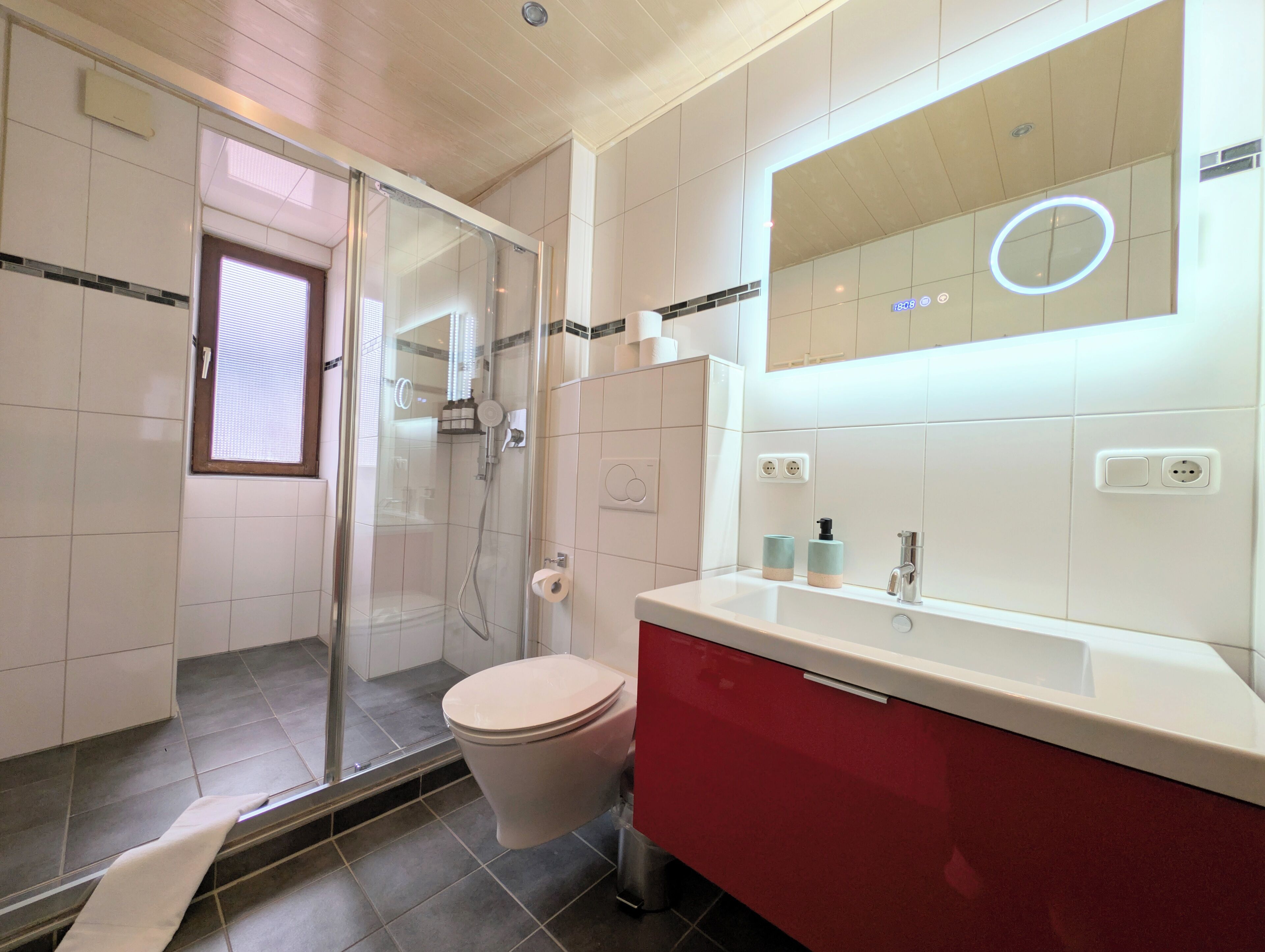 Dusche, umweltfreundliche Kosmetikartikel, Haartrockner, Handtücher