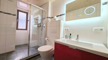 Dusche, umweltfreundliche Kosmetikartikel, Haartrockner, HandtĂŒcher