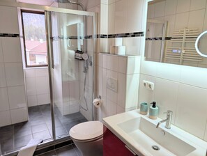 Douche, articles de toilette écologiques, sèche-cheveux