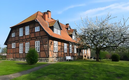 Gutshaus Benckendorf Apartment: 4 min to Beach, near Travemünde, right by Lake Dassow
