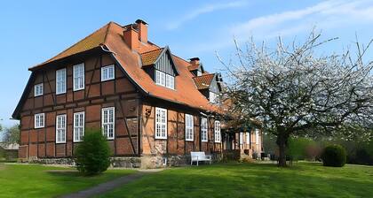 Gutshaus Benckendorf Apartment: 4 min to Beach, near Travemünde, right by Lake Dassow